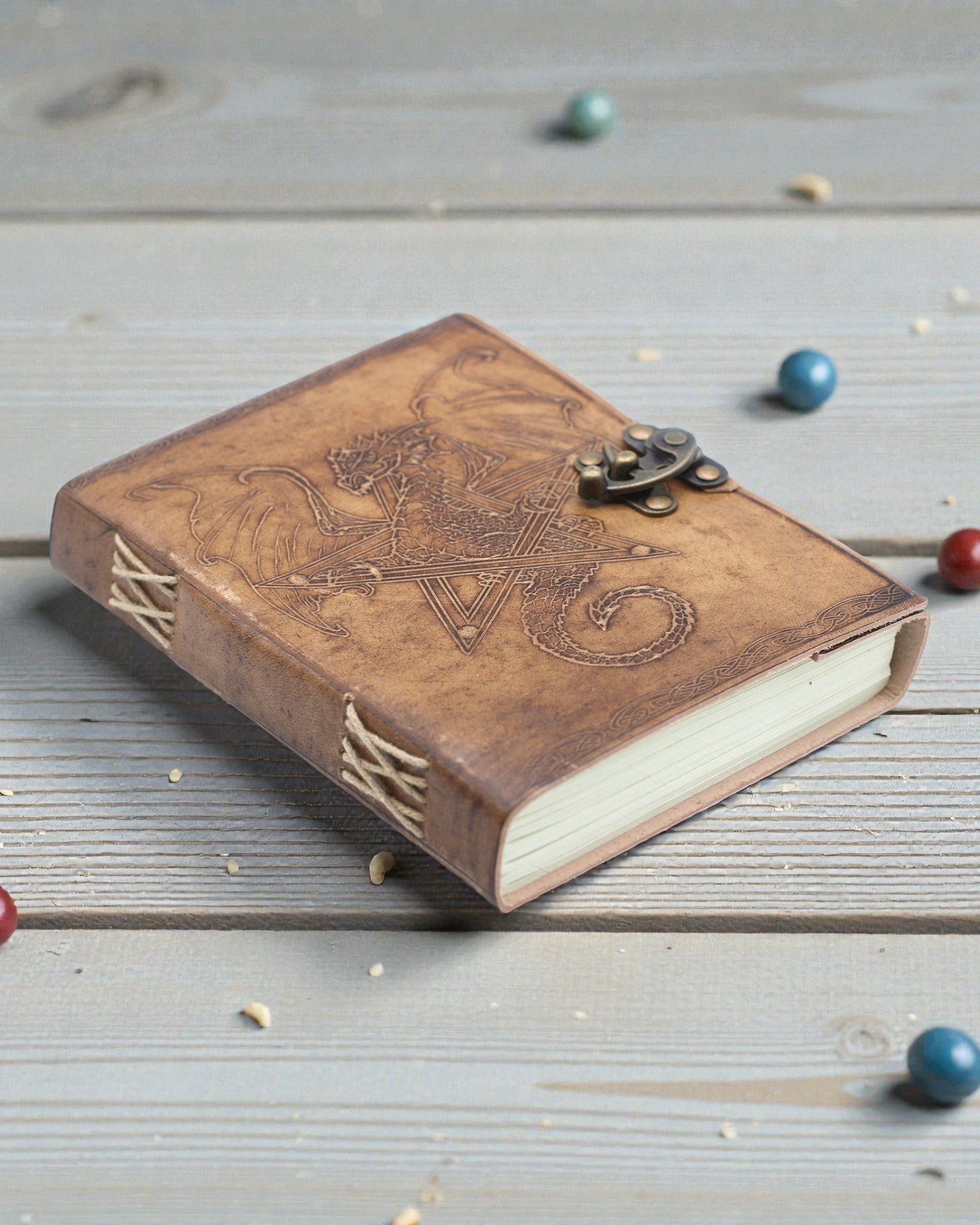 Läderanteckningsbok Draken, legendarnas väktare – handpräglad 20 × 15 cm