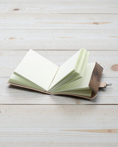 Läderanteckningsbok Draken, legendarnas väktare – handpräglad 20 × 15 cm