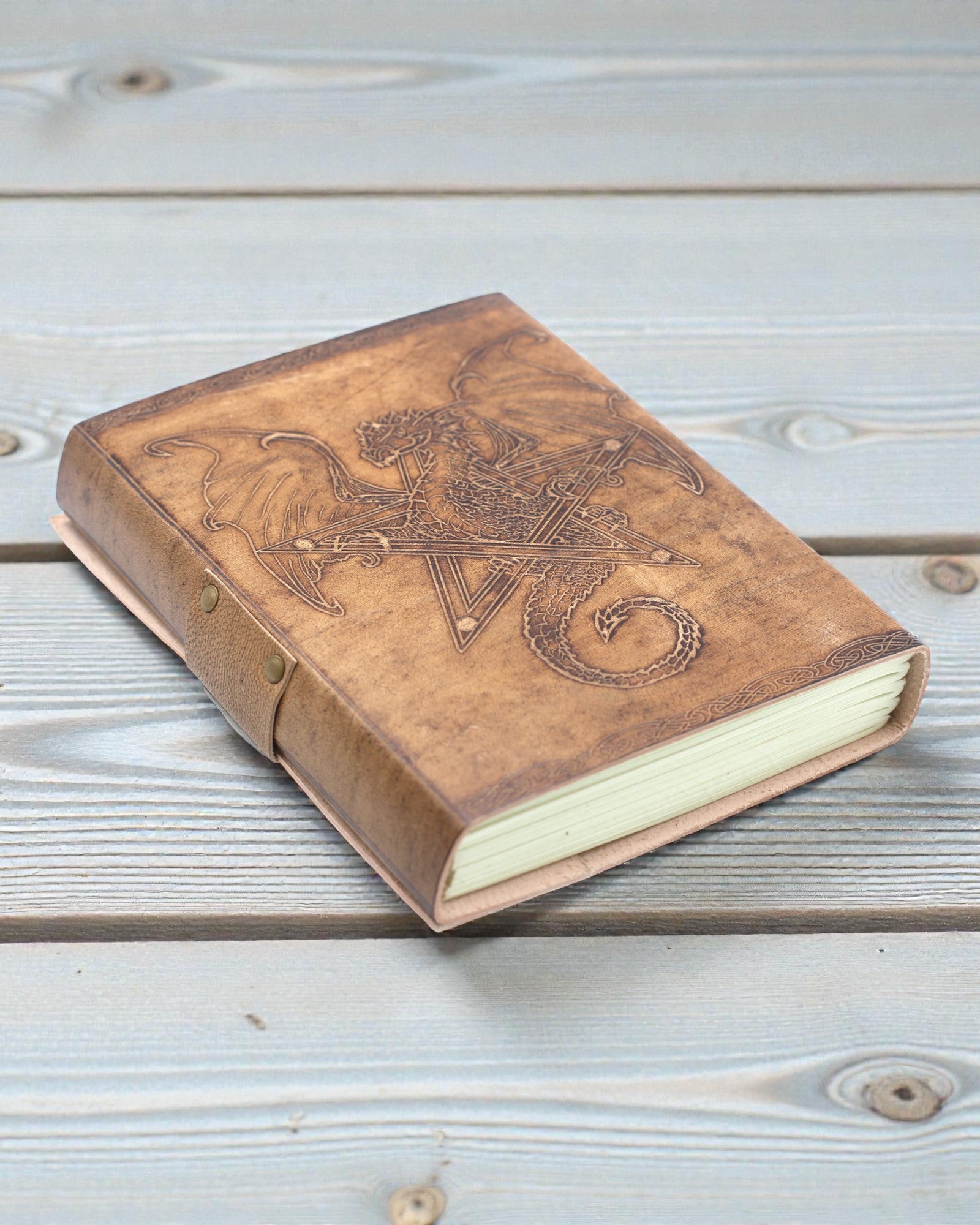 Läderanteckningsbok Draken, legendarnas väktare – handpräglad 20 × 15 cm