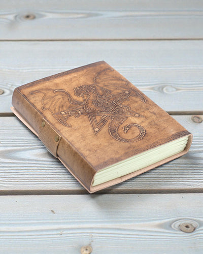 Läderanteckningsbok Draken, legendarnas väktare – handpräglad 20 × 15 cm