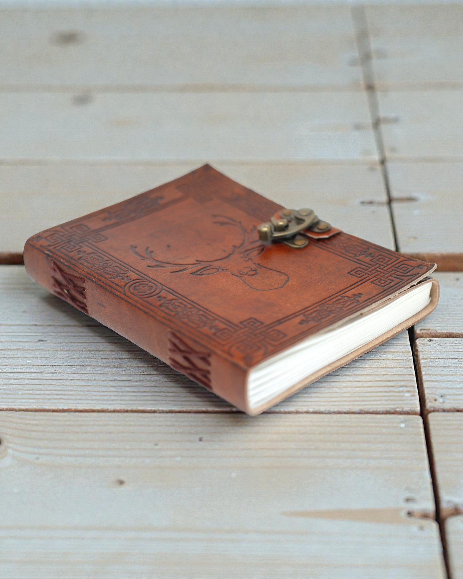 Cervus Spirit – Läderanteckningsbok med hjortmotiv