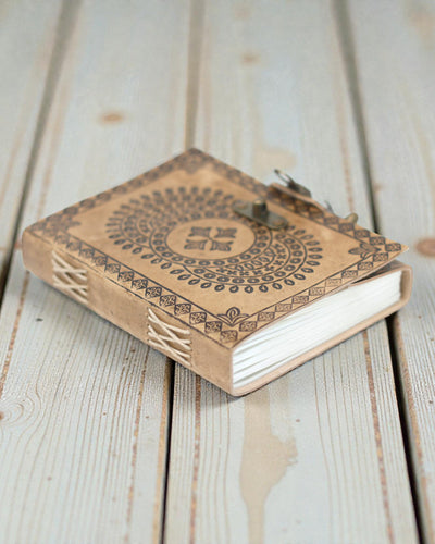 Läderinbunden anteckningsbok med blå mandala (18x13 cm)