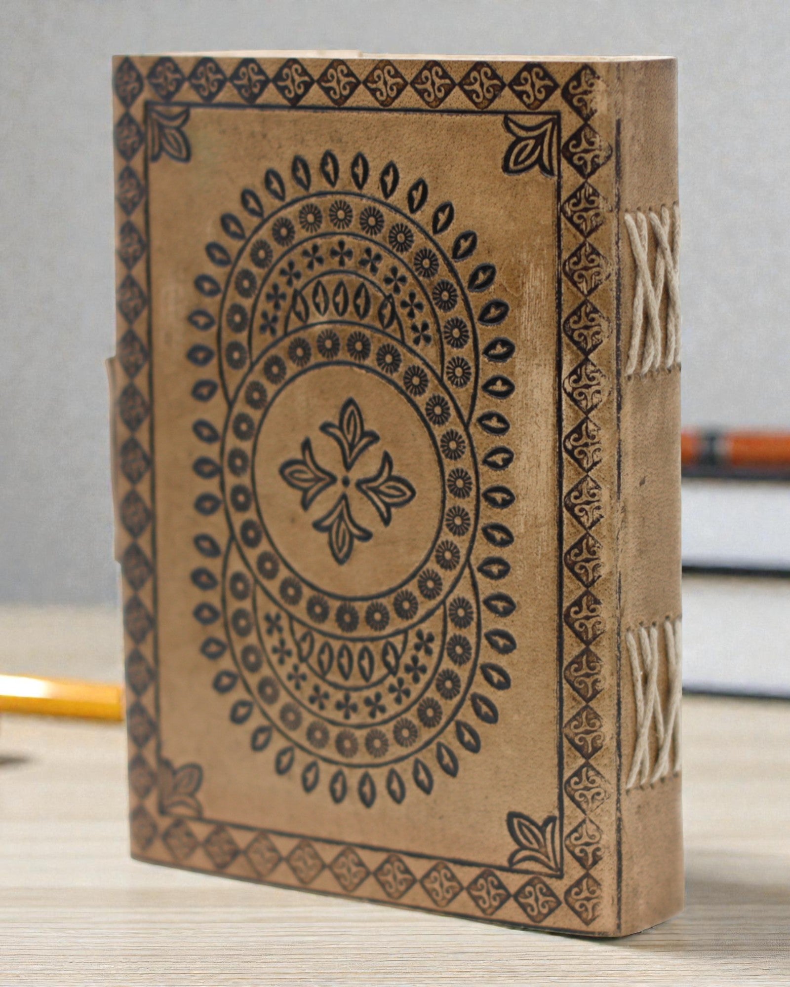 Läderinbunden anteckningsbok med blå mandala (18x13 cm)