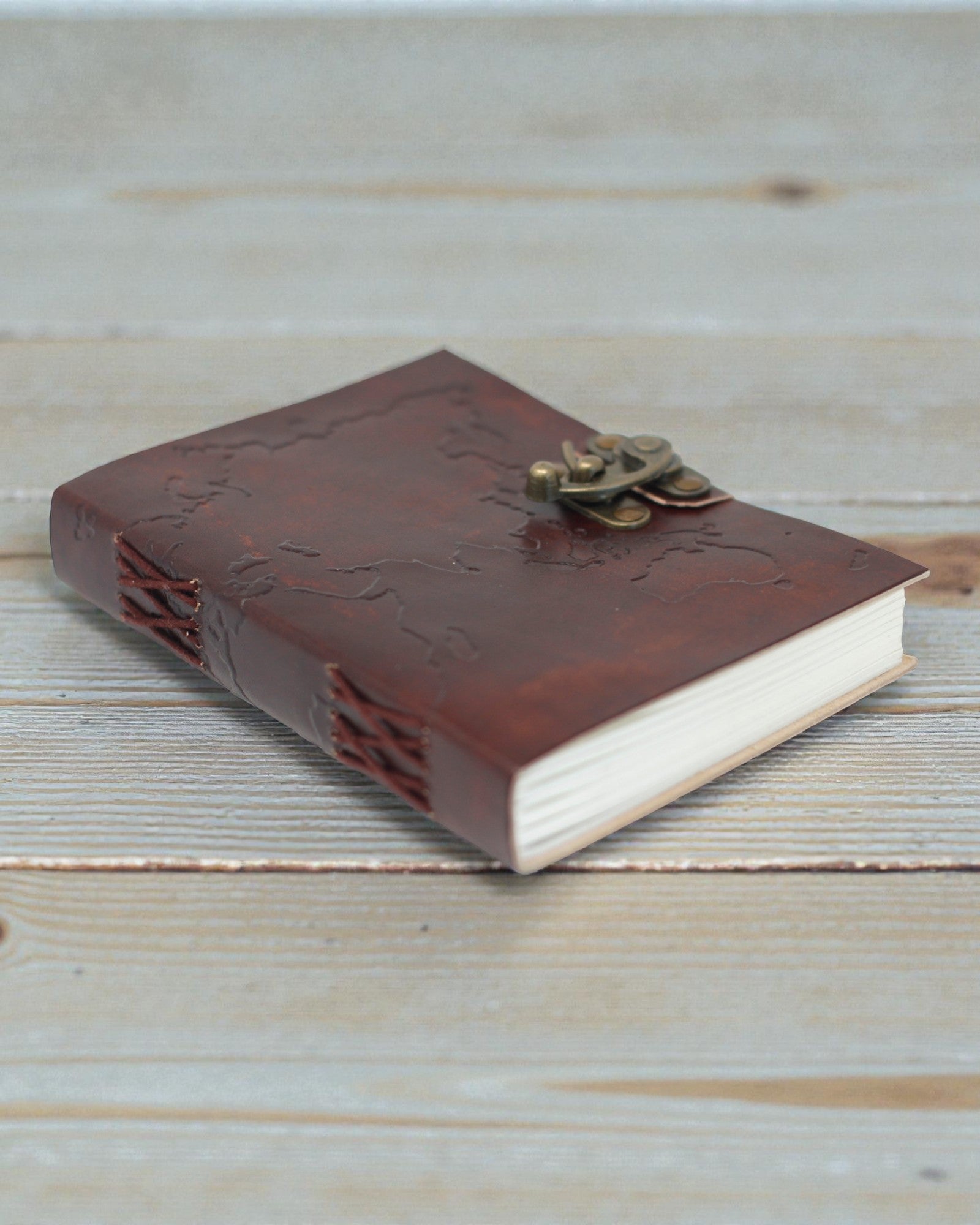 Anteckningsbok i läder med världskarta och sömmar (18x13 cm)