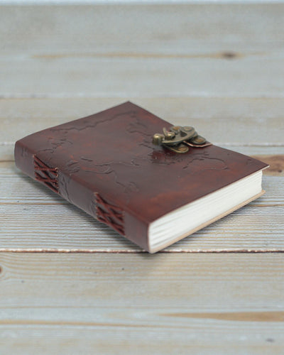 Anteckningsbok i läder med världskarta och sömmar (18x13 cm)