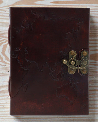 Anteckningsbok i läder med världskarta och sömmar (18x13 cm)