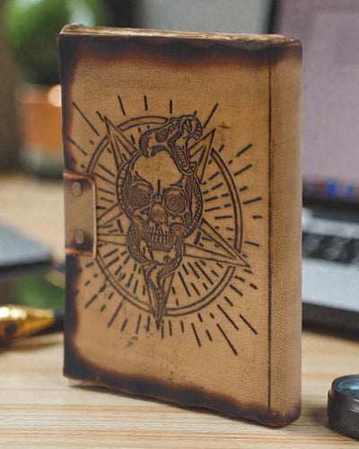 Noctis Sigil – Läderbunden anteckningsbok med pentagram och dödskalle