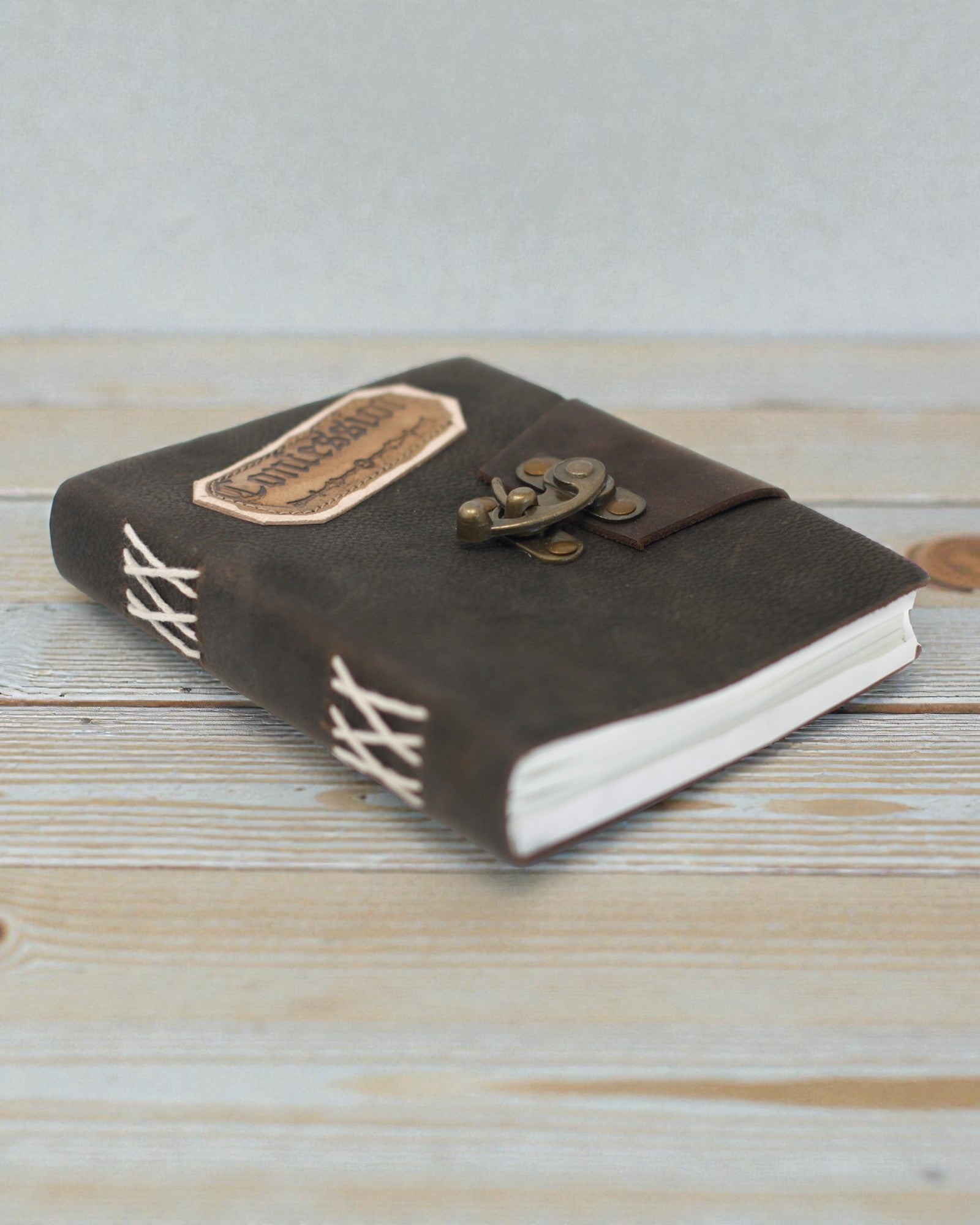 Anteckningsbok i läder ”Svarta bekännelser” med lås (18x13 cm)