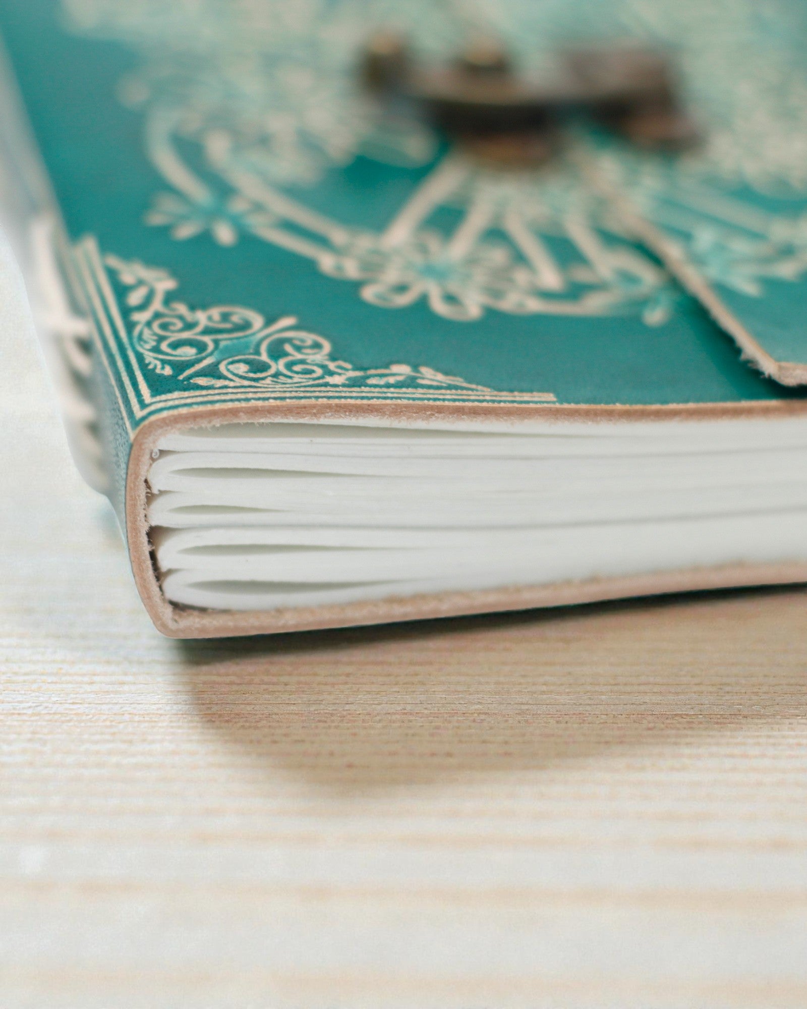 Turkosfärgad läderanteckningsbok ”Fred” med dragkedja – harmoni och ro (18 x 13 cm)