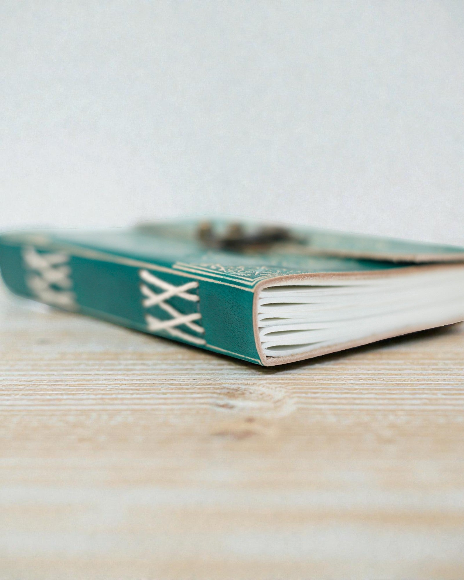 Turkosfärgad läderanteckningsbok ”Fred” med dragkedja – harmoni och ro (18 x 13 cm)