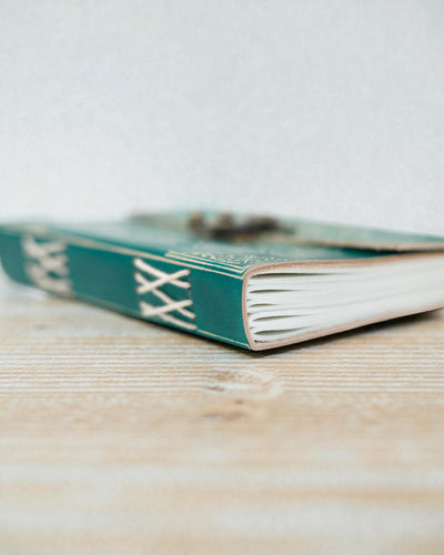 Turkosfärgad läderanteckningsbok ”Fred” med dragkedja – harmoni och ro (18 x 13 cm)
