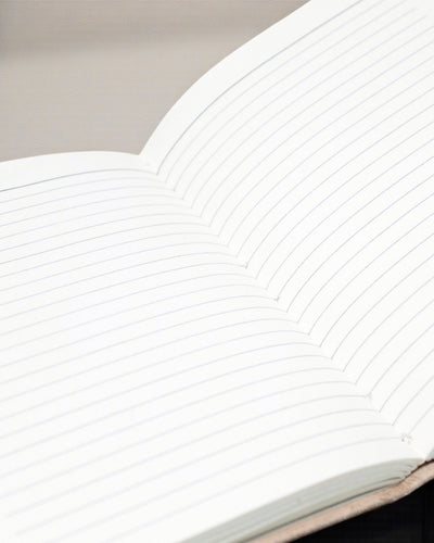 Anteckningsbok i läder med chakrasten (22.5x15cm)