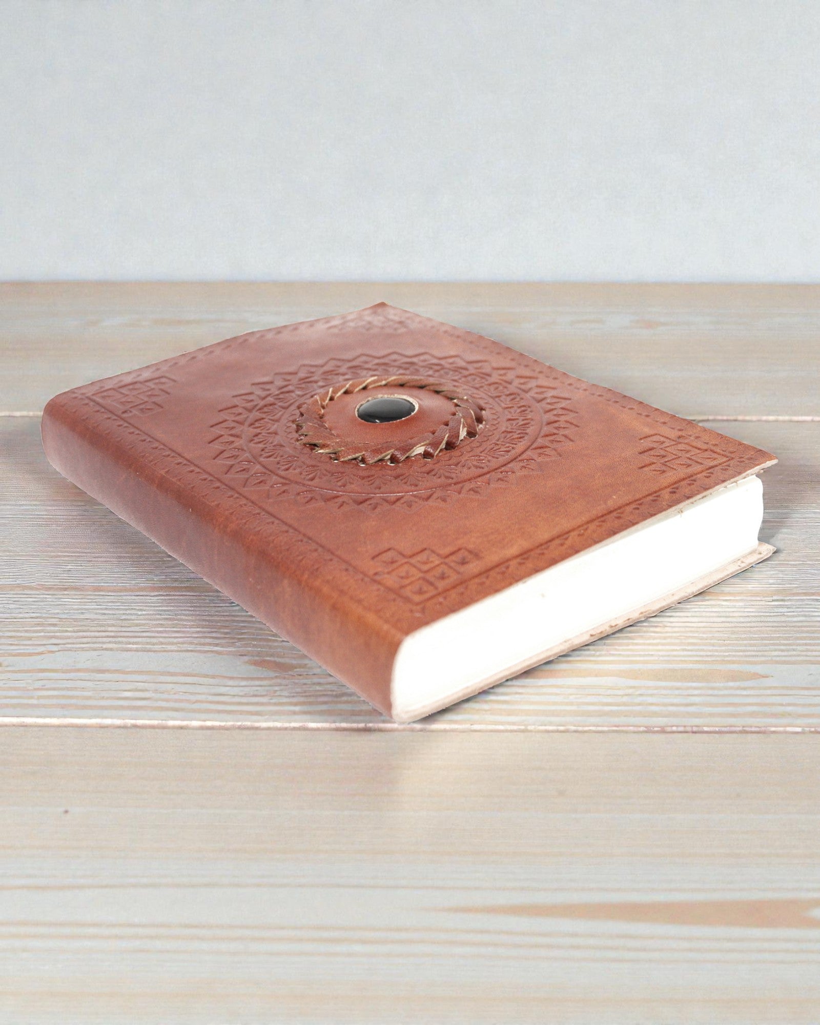 Läderinbunden anteckningsbok i svart onyx 17x12 cm