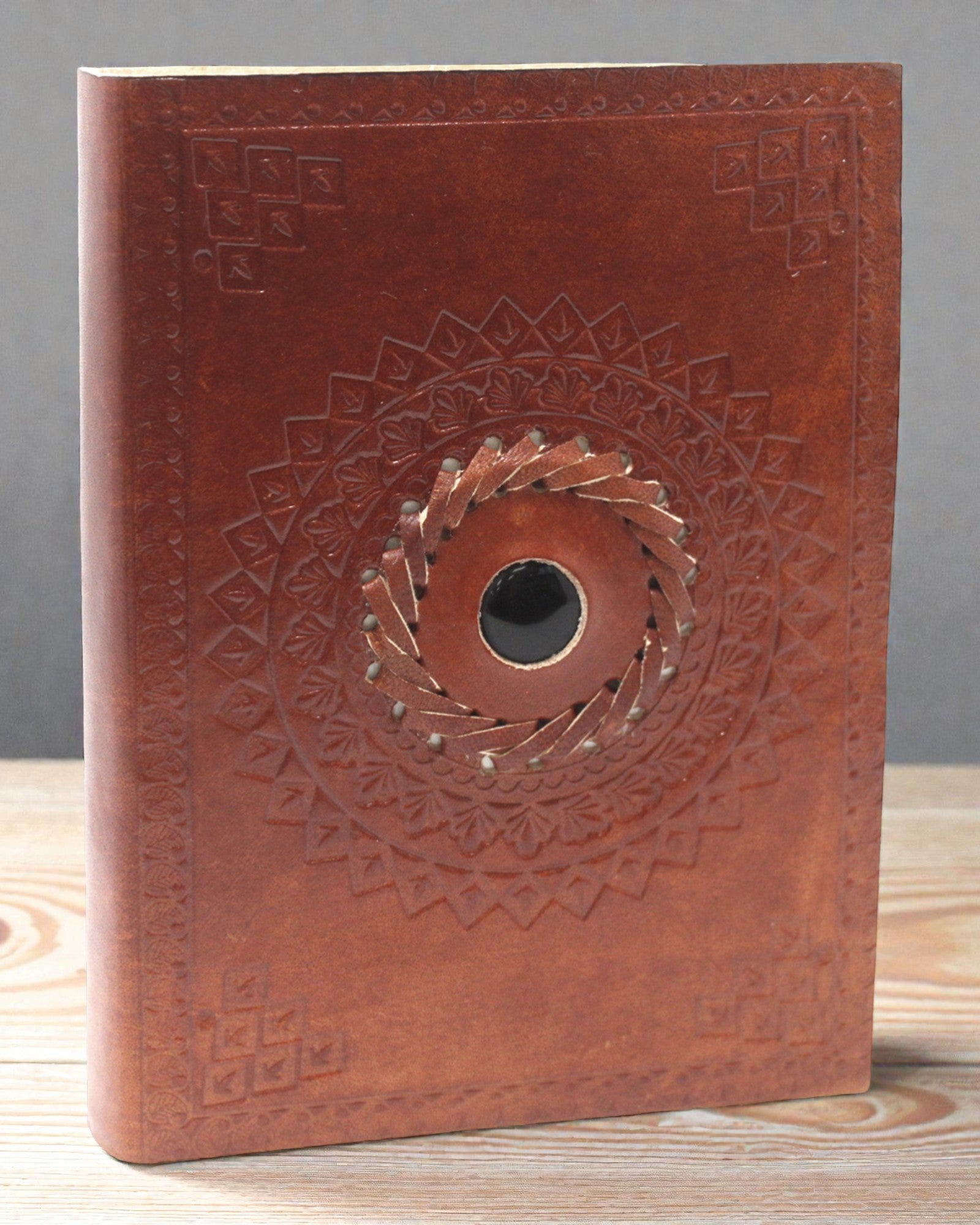 Läderinbunden anteckningsbok i svart onyx 17x12 cm