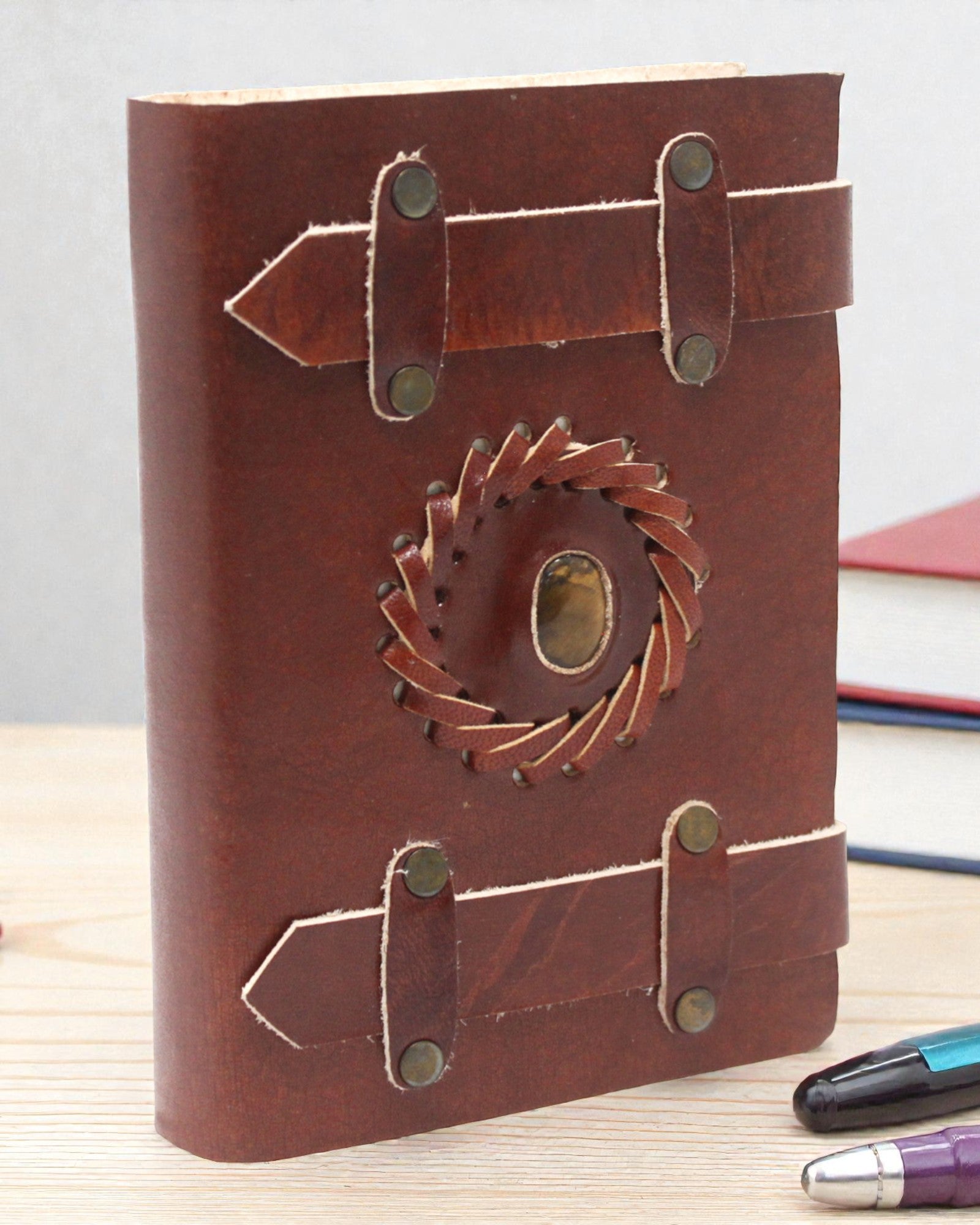 Anteckningsbok i läder Tigeröga med remmar 15x10 cm