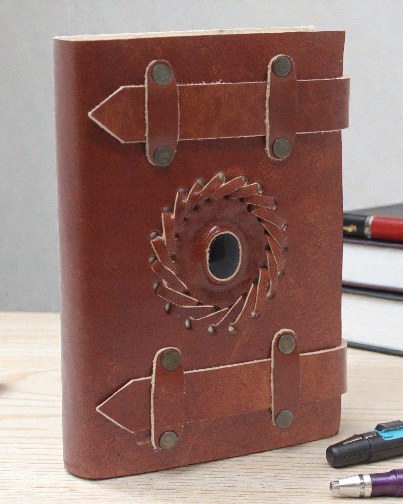 Anteckningsbok i läder, svart onyx med remmar – 15x10 cm