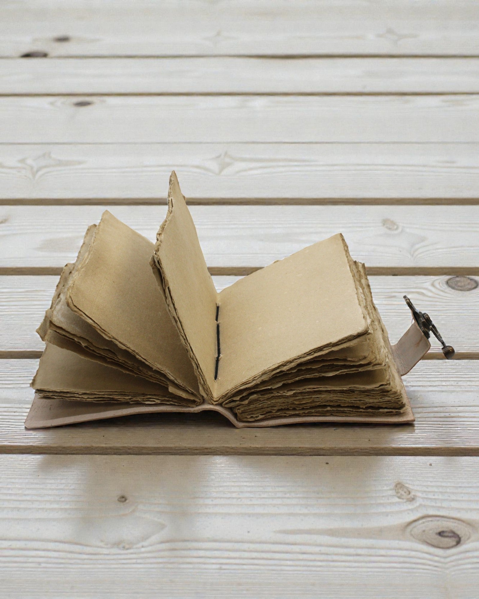 Anteckningsbok i läder: Inspirationsfjäril – Dölj aldrig dina vingar – 13 × 18 cm