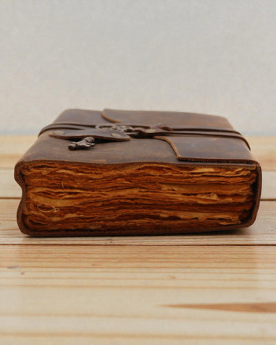 Anteckningsbok i oljat läder med hemlighetsnyckel – Gammaldags dagbok 13 × 18 cm