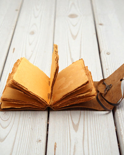 Anteckningsbok i oljat läder med hemlighetsnyckel – Gammaldags dagbok 13 × 18 cm