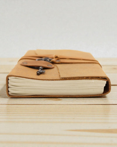 Oljat ljusbrunt läder och nyckel - 200 sidor - 13x18cm