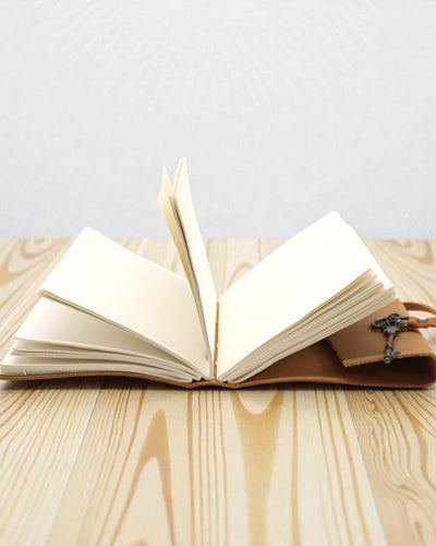 Oljat ljusbrunt läder och nyckel - 200 sidor - 13x18cm