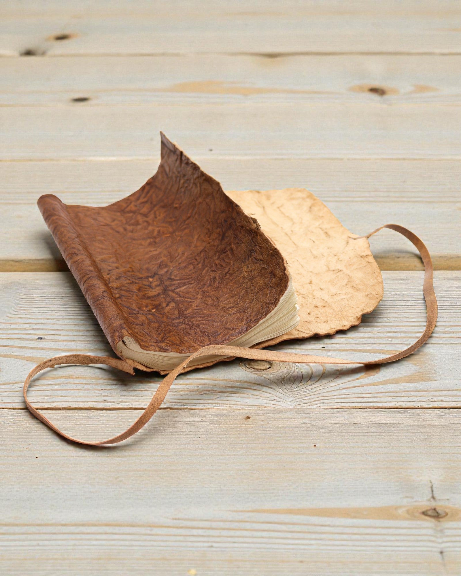 Ihoprullbar reseanteckningsbok i läder – naturfärgad (21 x 15 cm)