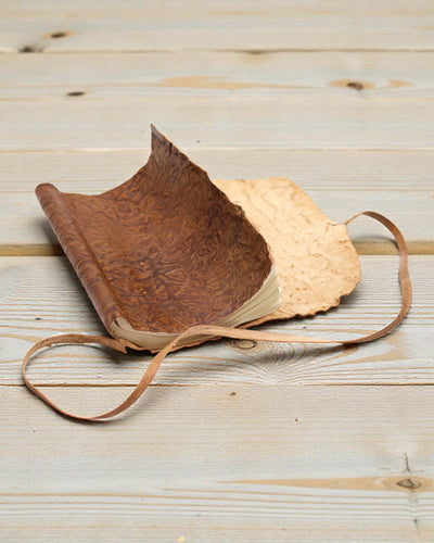 Ihoprullbar reseanteckningsbok i läder – naturfärgad (21 x 15 cm)