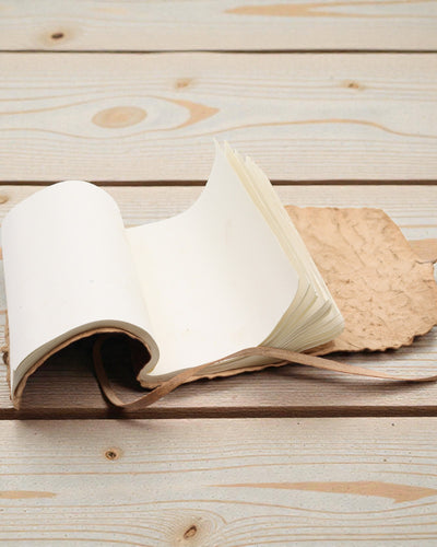 Ihoprullbar reseanteckningsbok i läder – naturfärgad (21 x 15 cm)