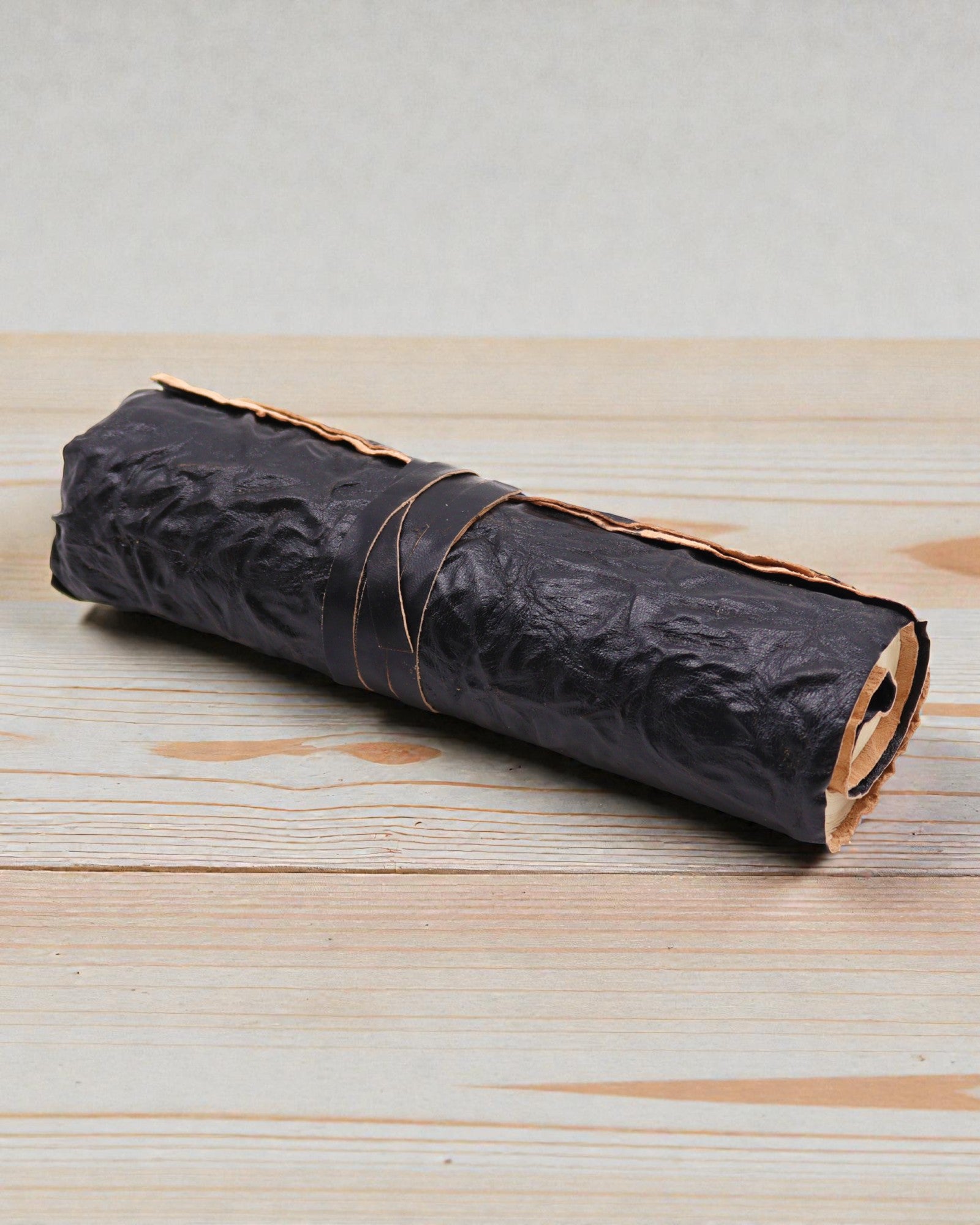 Rullad läderreseanteckningsbok - 96 sidor - Svart 21x15cm