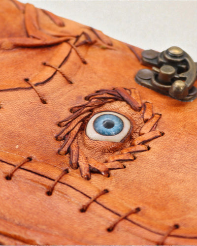 Oculus Noctis – anteckningsbok i läder med det onda ögat och metallspänne