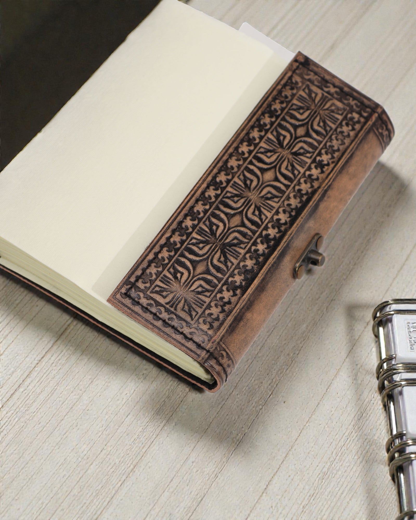 Läderinbunden anteckningsbok Hamsa-väktare – esoterisk dagbok 17,5 × 12,5 cm