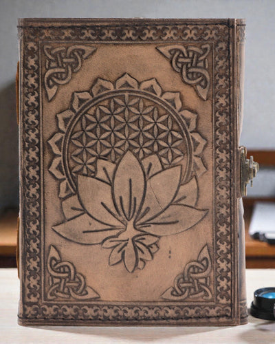 Läderanteckningsbok Lotus Mandala Sinnesro – esoterisk dagbok 17,5 × 12,5 cm