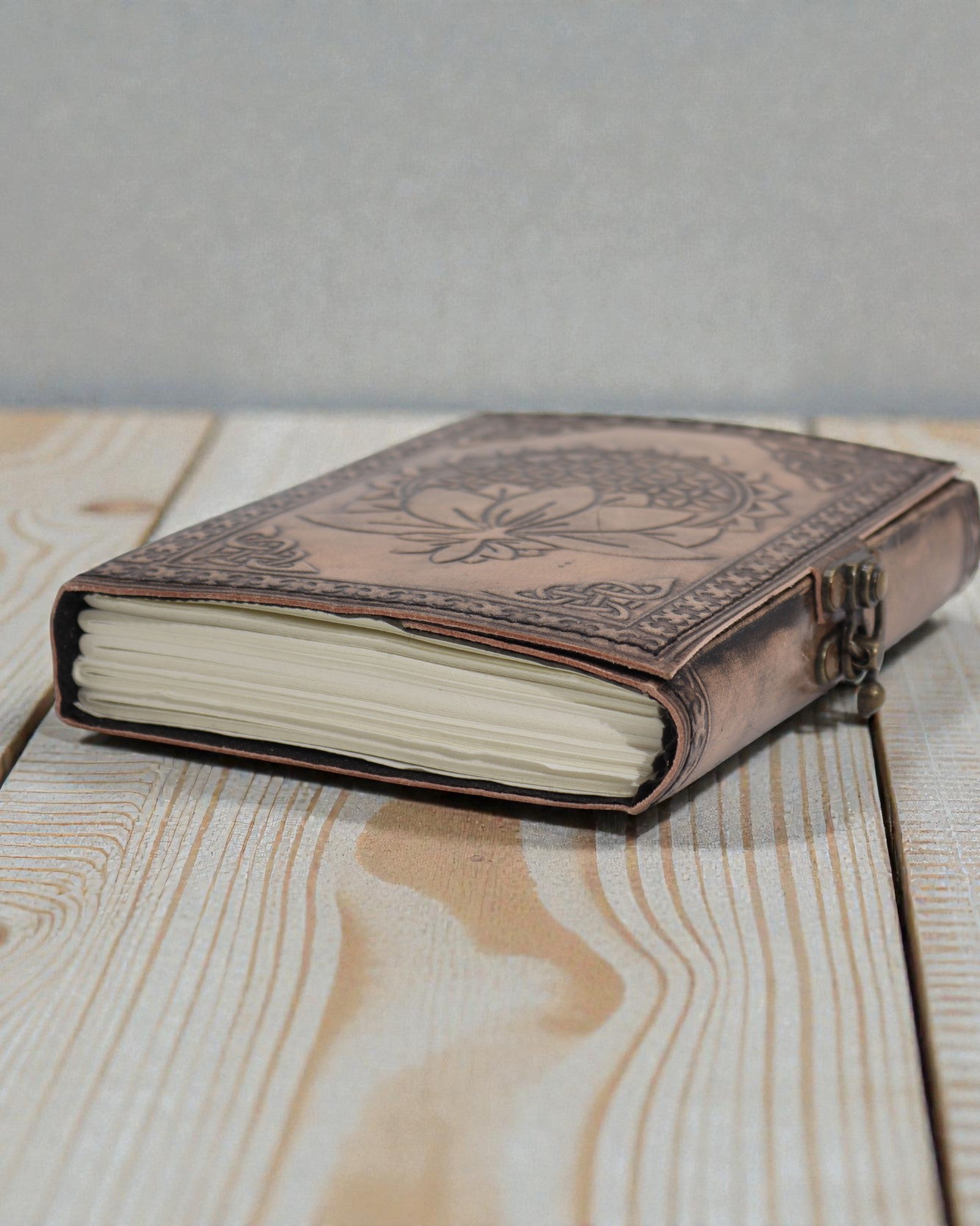 Läderanteckningsbok Lotus Mandala Sinnesro – esoterisk dagbok 17,5 × 12,5 cm