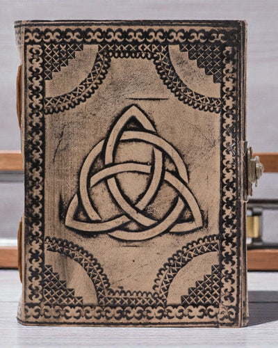 Esoterisk anteckningsbok i läder med triquetra – 17,5 × 12,5 × 3 cm | 200 sidor, sydda kanter