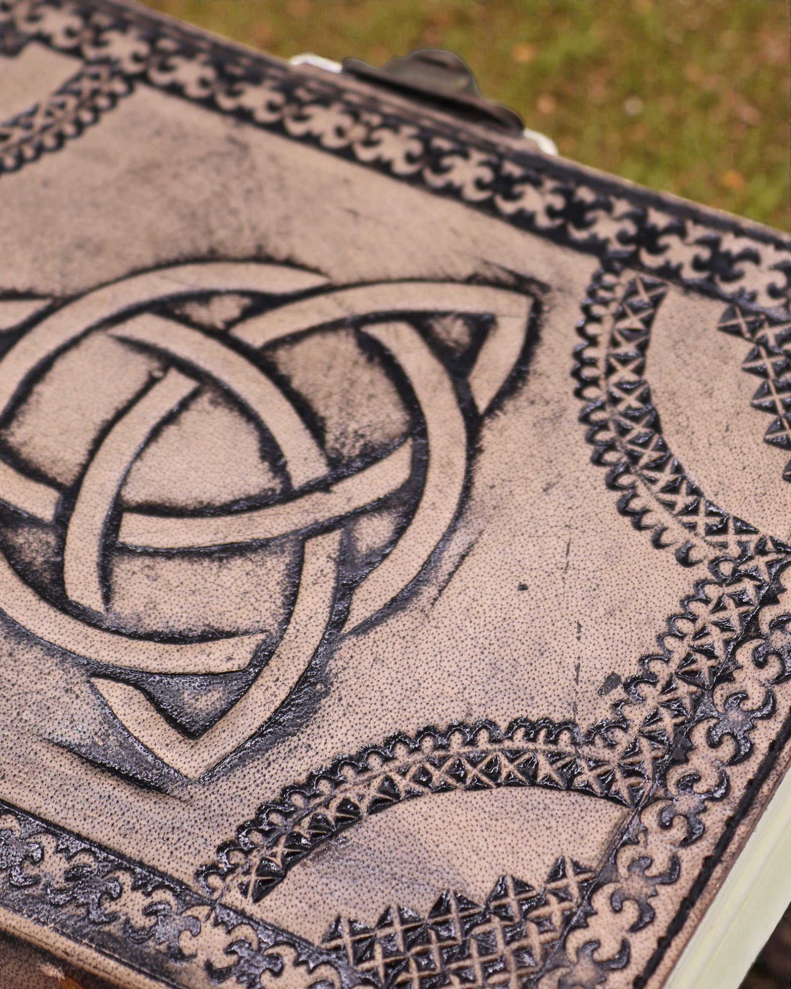 Esoterisk anteckningsbok i läder med triquetra – 17,5 × 12,5 × 3 cm | 200 sidor, sydda kanter