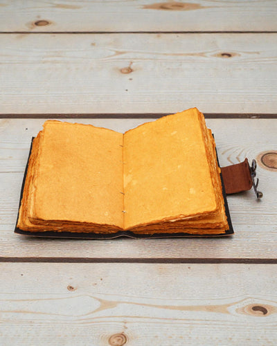 Anteckningsbok i läder med lotusmandala och råskurna kanter (17,8x12,7 cm)