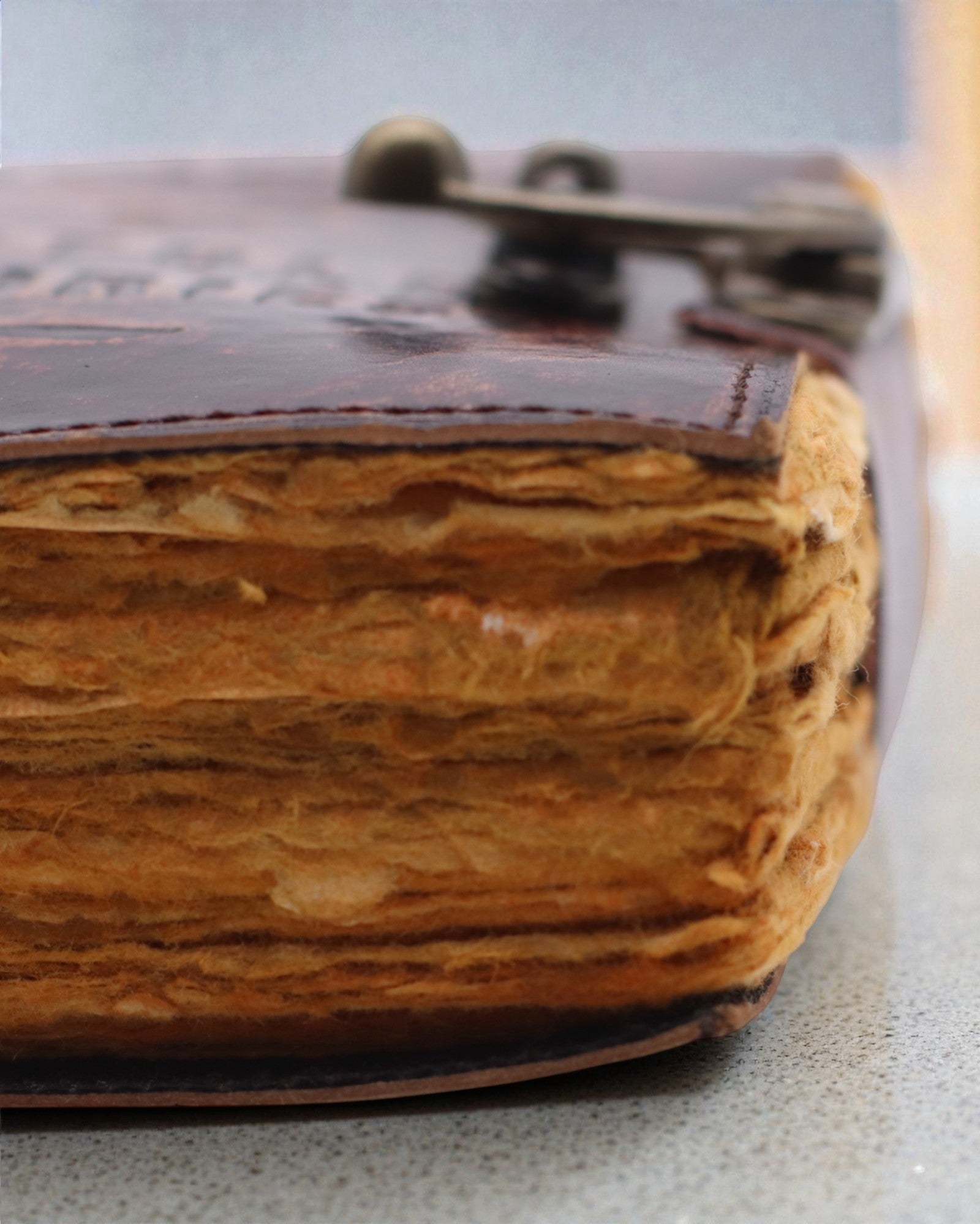 Antiqua Stories – anteckningsbok i läder med åldrade blad 15 × 10 cm, Anteckningar om oberättade berättelser