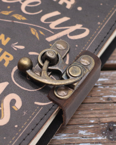 Motiverande läderanteckningsbok Ge aldrig upp dina drömmar – 17,8 × 12,7 cm