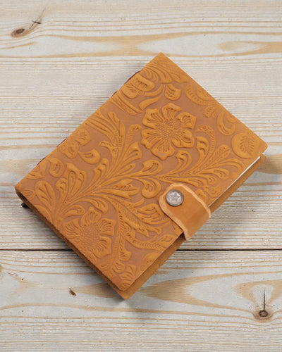 Anteckningsbok i läder med präglade blommor – brun (17,8 x 12,7 cm)