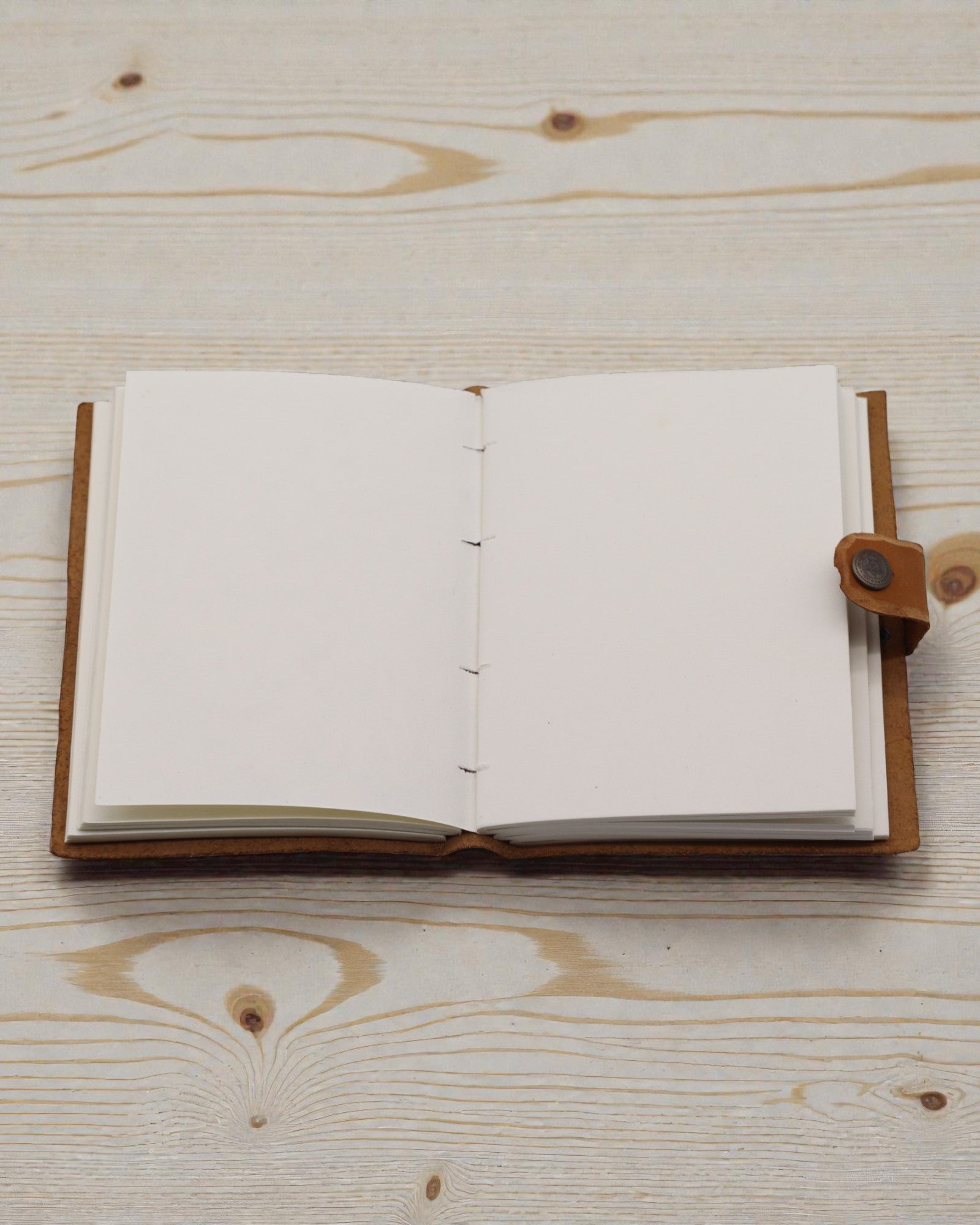 Anteckningsbok i läder med präglade blommor – brun (17,8 x 12,7 cm)