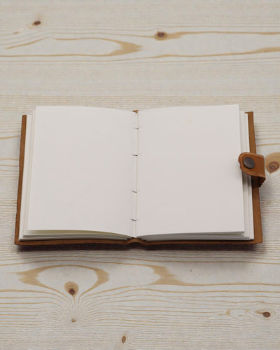 Anteckningsbok i läder med präglade blommor – brun (17,8 x 12,7 cm)