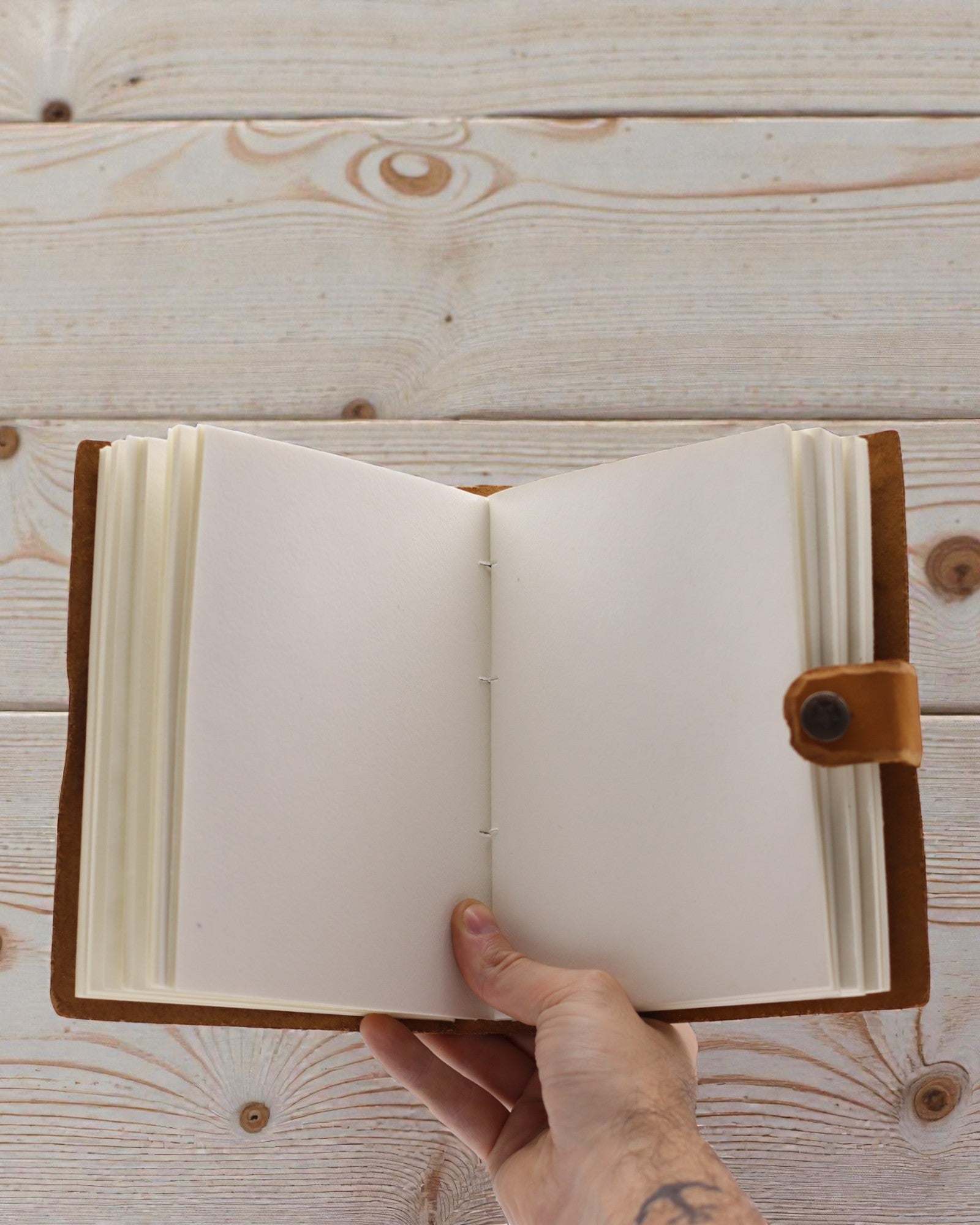 Anteckningsbok i läder med präglade blommor – brun (17,8 x 12,7 cm)