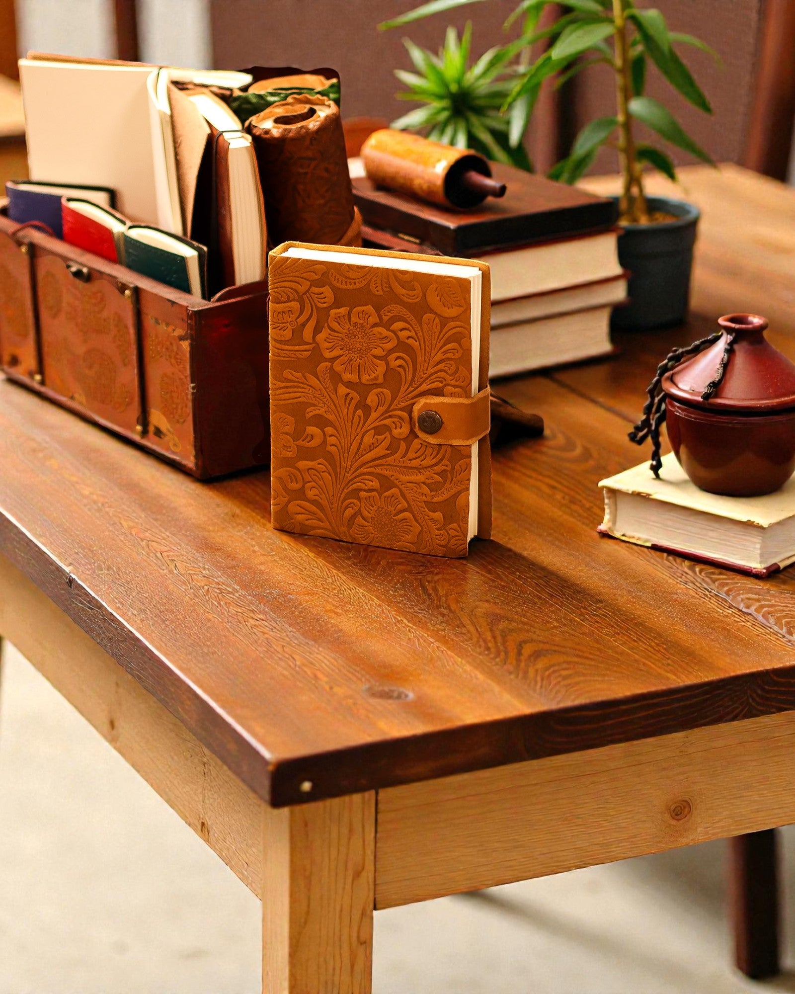 Anteckningsbok i läder med präglade blommor – brun (17,8 x 12,7 cm)