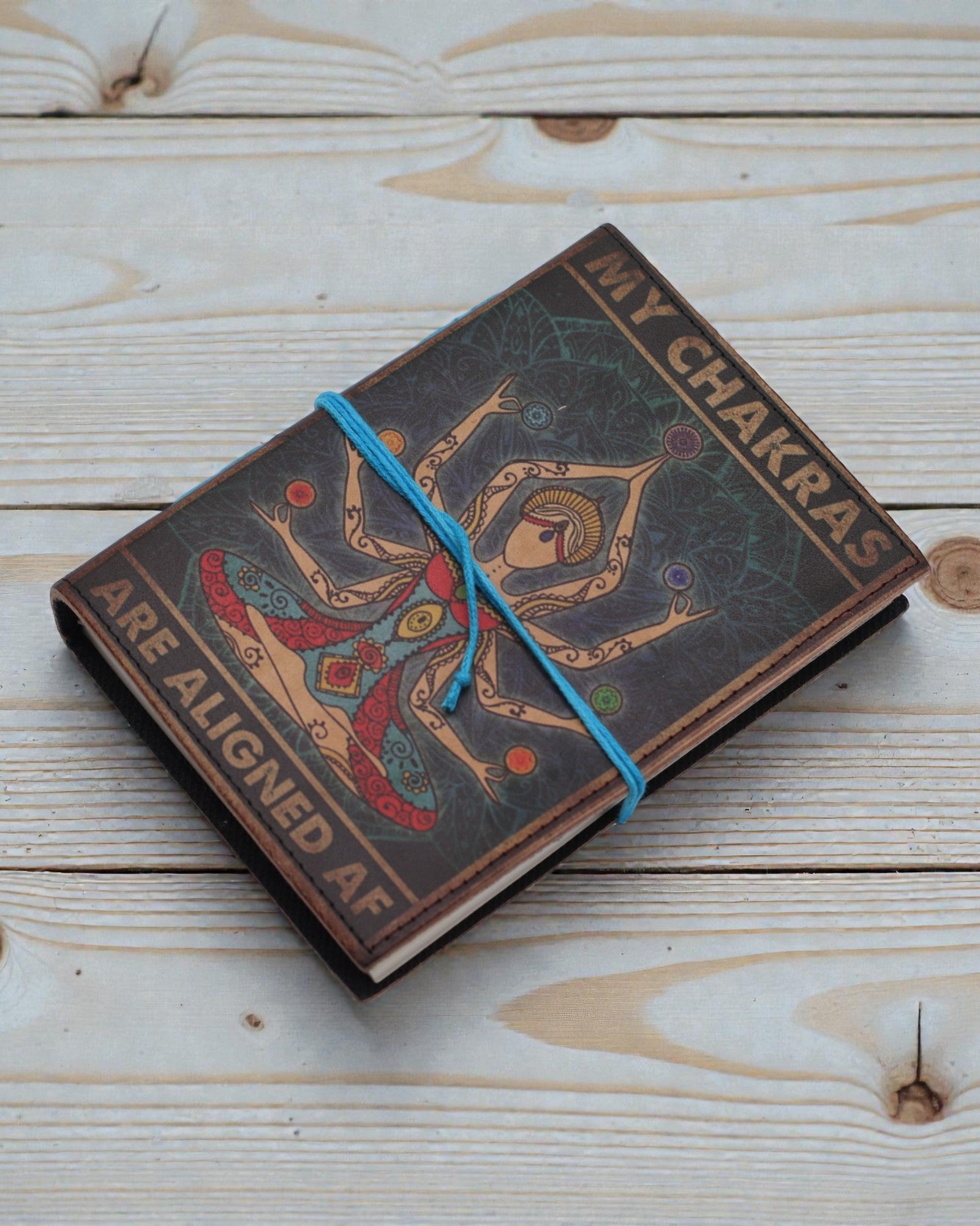 Läderinbunden tryckt anteckningsbok – Mina chakran är i linje som tusan - 17.8×12.7 cm