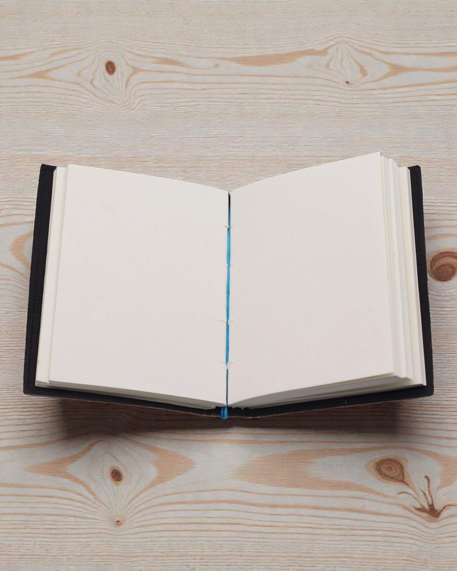 Läderinbunden tryckt anteckningsbok – Mina chakran är i linje som tusan - 17.8×12.7 cm