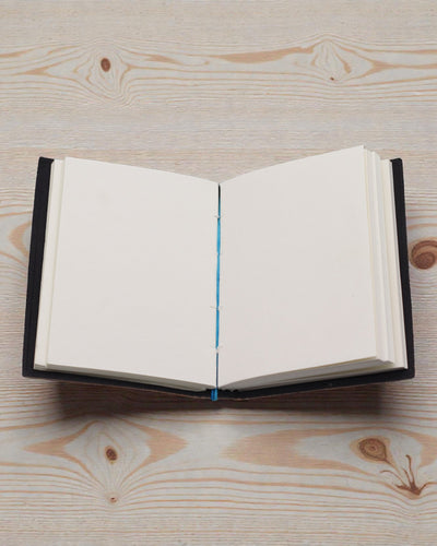 Läderinbunden tryckt anteckningsbok – Mina chakran är i linje som tusan - 17.8×12.7 cm