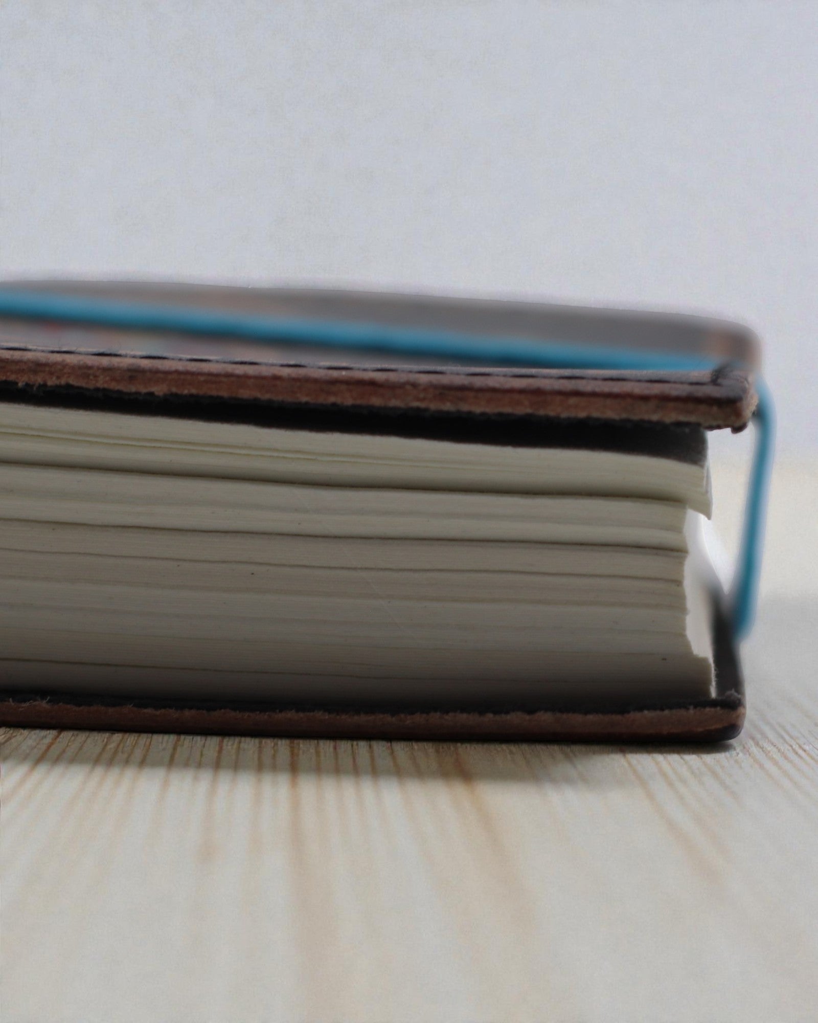 Läderinbunden tryckt anteckningsbok – Mina chakran är i linje som tusan - 17.8×12.7 cm