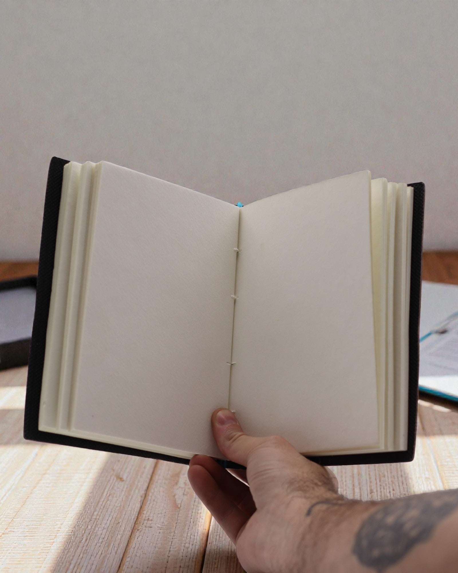 Läderinbunden tryckt anteckningsbok – Mina chakran är i linje som tusan - 17.8×12.7 cm