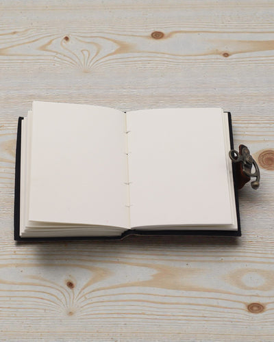 Tryckt anteckningsbok i läder – Sluta domedagsskrolla - 17.8x12.7 cm