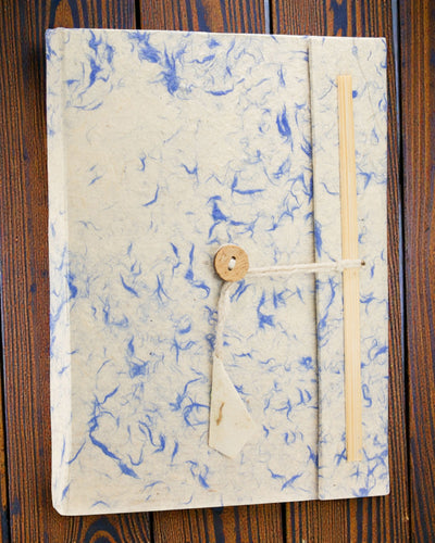 Blått bomullsmoln – stor anteckningsbok i Lokta med blå bomull 21 × 15 cm, 45 blad